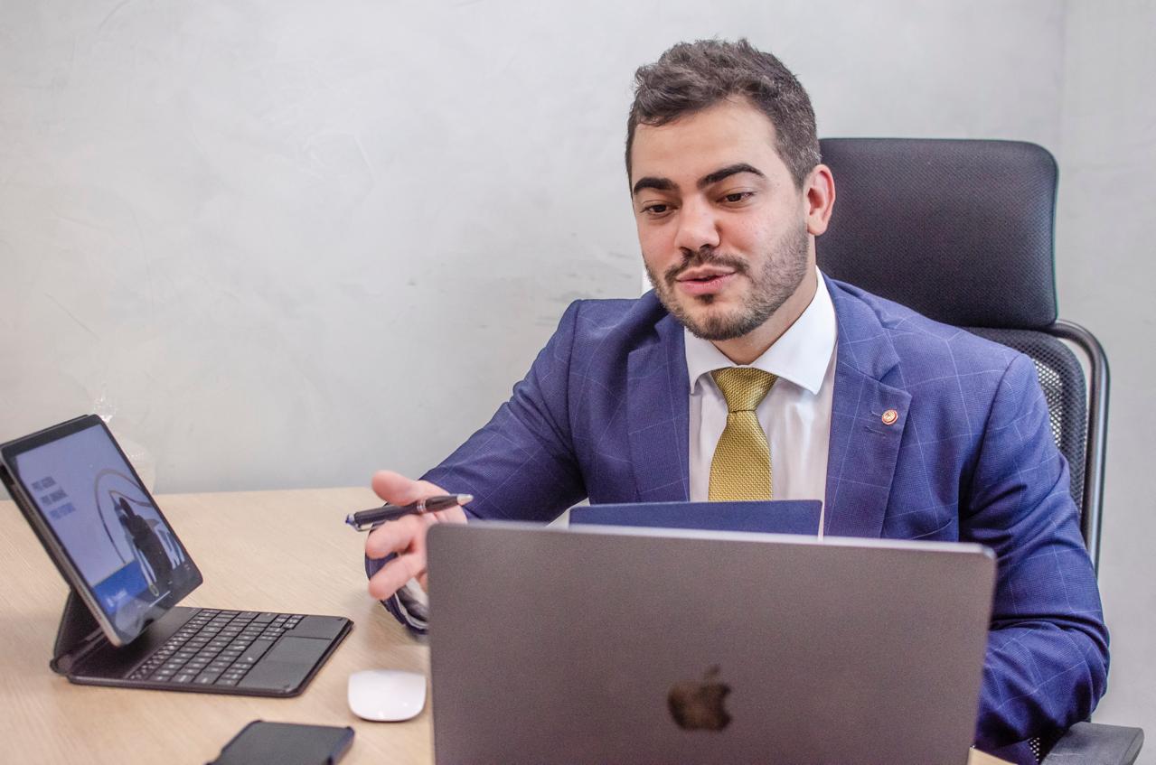 André Rassele trabalhando